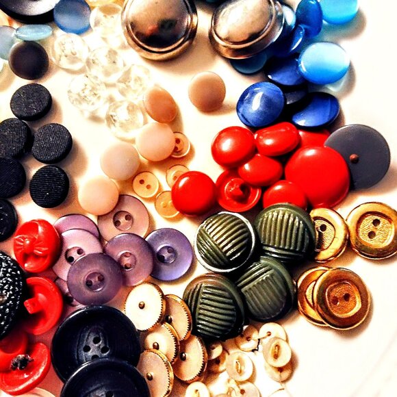 BUTTONS ~  1 Lb. Mixed LOT #1 ~ All Types, Sizes, Ages ~ INCLUDES SORTED SETS! - Picture 5 of 6